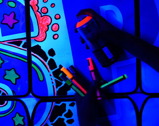 Blacklight Neon Graffiti Workshop & Teambuilding