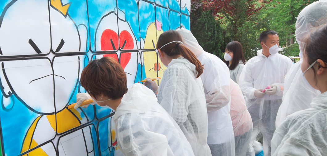 Teamwork an der Graffiti-Taschenmauer des Teambuilding-Workshops Teamwork an der Graffiti-Taschenmauer in Incentive-Teambuilding-Workshop