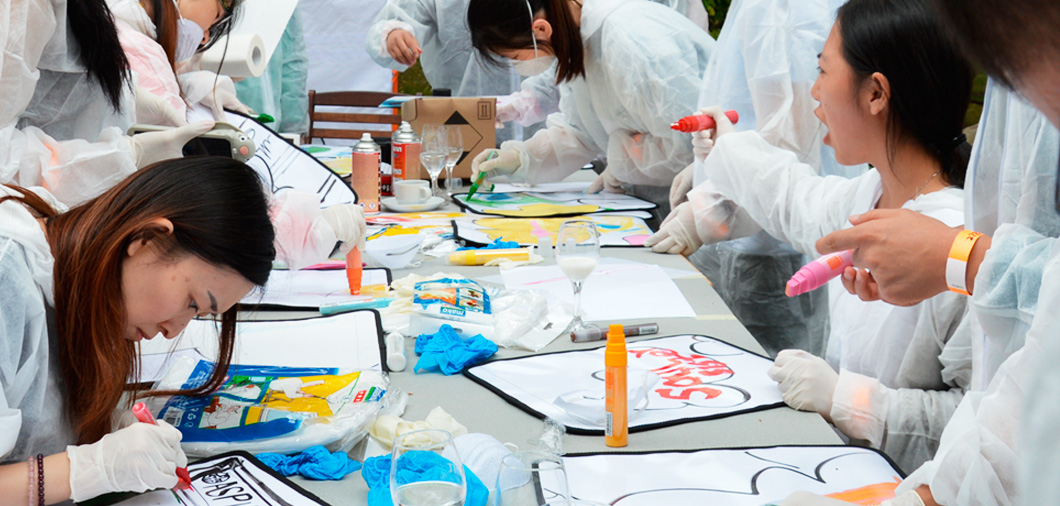 Einzelbearbeitung der Taschenmauer mit Graffititechniken im Teambuilding-Workshop von Urbanartists Beabeitung der Taschenmauer im Graffiti-Teambuilding-Workshop in Berlin Grunewald