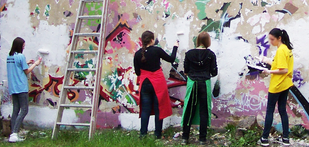 Schüler-Gaffitti-Workshop - Grundierung der Graffitiwand in Teamarbeit