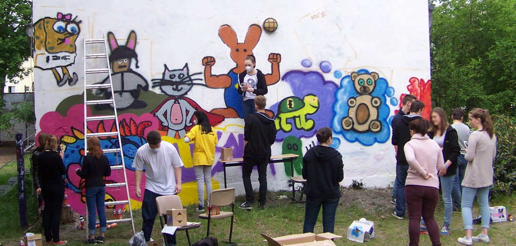 Teambuilding im Schüler-Graffitti-Workshop - Wandgestaltung auf dem Schulhof