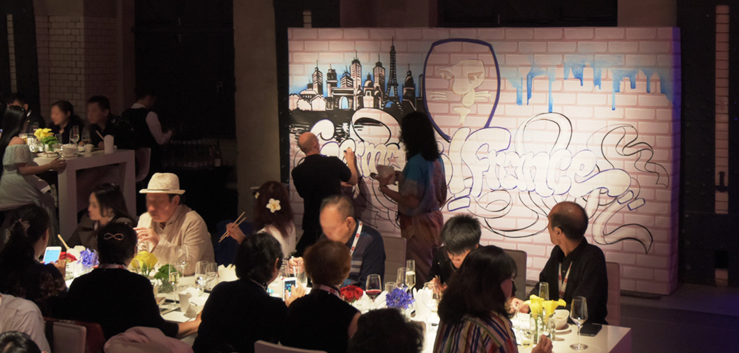 Indoor-Graffitti-Event mit geruchsneutralen Stiften neben dem Dinner Indoor-Graffitti-Event mit geruchsneutralen Stiften neben dem Dinner