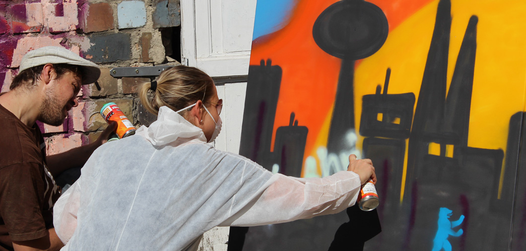 Inecentive-Graffitti-Workshop-Teilnehmer signieren das Street Art Kunstwerk