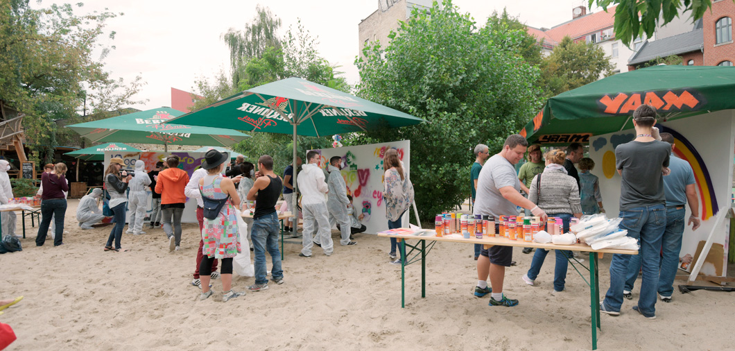 kleine Teambuilding Gruppen im Street Art Workshop auf dem Yaam Beach