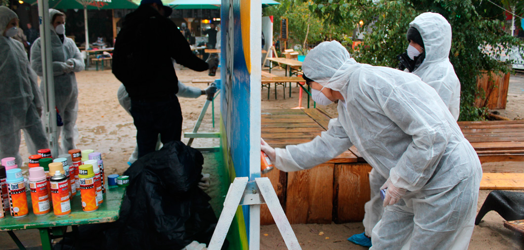 mit Sprühdosen entstehen die Graffiti-Kunstwerke im Teambuilding-Workshop