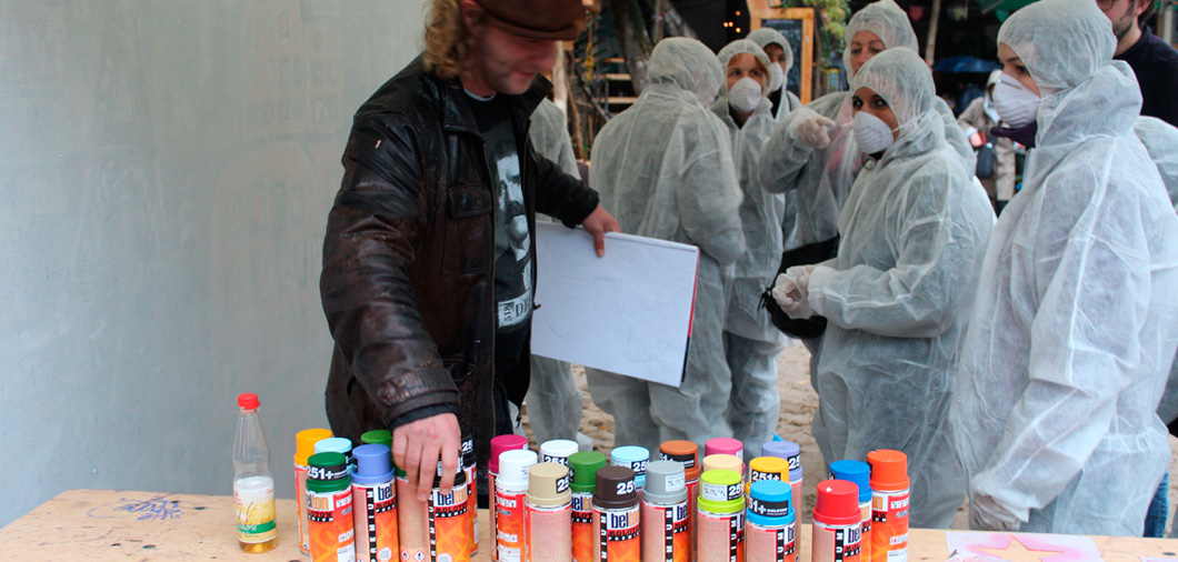 Die Urban-Artists-Workshopleiter helfen bei der Umsetzung des Graffiti-Motivs