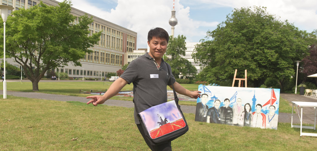 eine Unikat Graffiti Tasche von der Streetart Taschenmauer als Giveaway