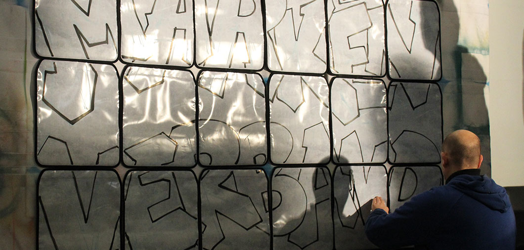 Graffiti Artist erstellt First Lines bei Streetart Event in Berlin im YAAM mit Urban Artists