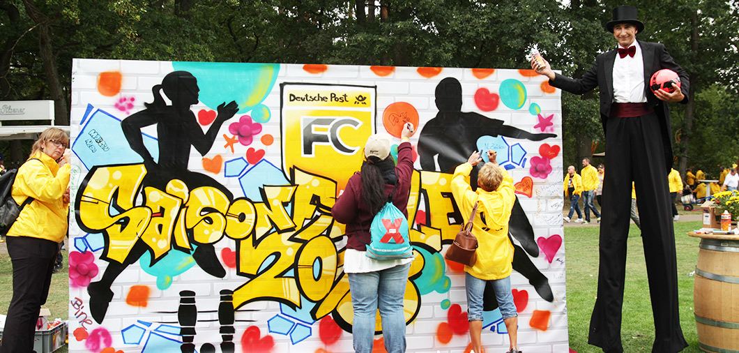 Graffiti Wand von URBAN ARTISTS mit Graffiti Artists im Streetart Style für Fotohintergrund und als interaktives sideevent für die Veranstaltung der Deutschen Post