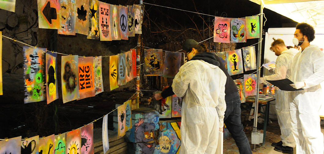 Graffiti Leinwand mit Schablone im Streetart Style bei diesem Weihnachtsfeier Teamevent