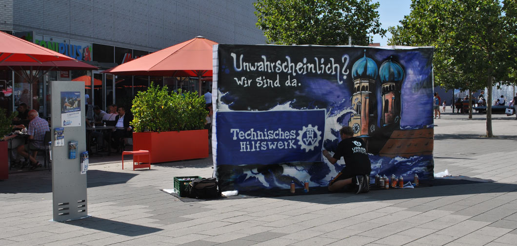 Hendrik auf der Heidt Graffiti Künstler Mobile 3D Graffiti Mauer Mobile Graffiti Wall mit Graffiti Artist und Livepainting im Street Art Stylefür das THW ( Technesches Hilfswerk München ) mit Urban Artists