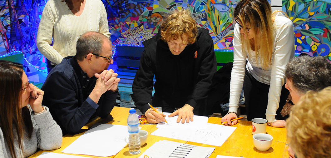 Graffiti Teamevent ganzjährig, auch im Winter mit Urban Artists im YAAM Berlin direkt vor der echten Berliner Mauer - Bild 1- Brainstorming Teamevent Graffiti Teamevent ganzjährig, auch im Winter mit Urban Artists im YAAM Berlin direkt vor der echten Berliner Mauer