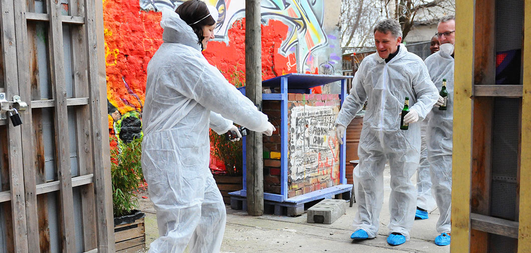 Berliner Mauer und Grenzstreifen überqueren -Graffiti Teamevent ganzjährig, auch im Winter mit Urban Artists im YAAM Berlin direkt vor der echten Berliner Mauer - Bild 6- Brainstorming Teamevent und exklusive Bar