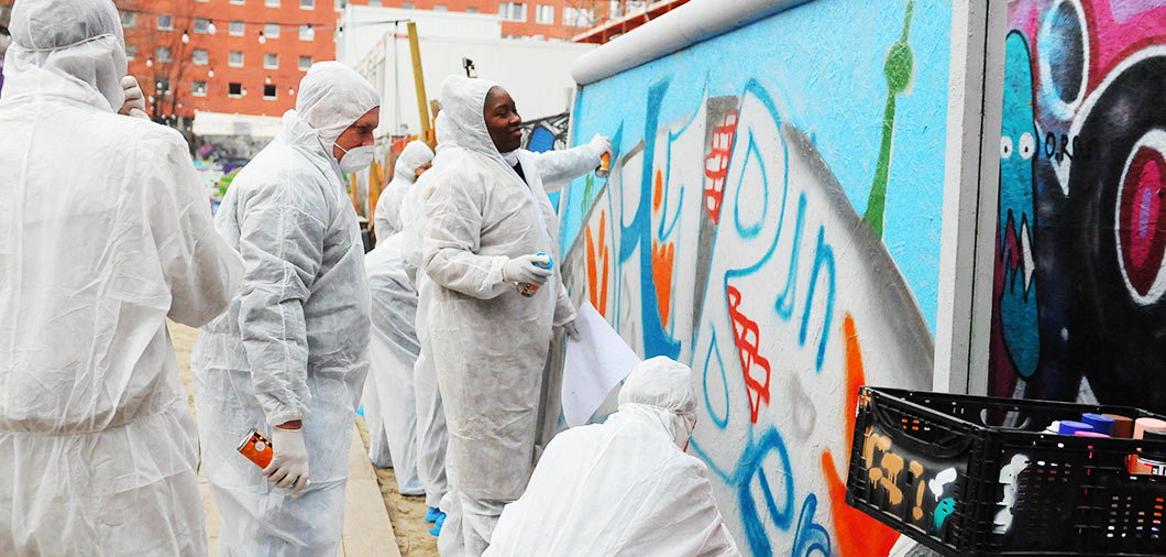 Graffiti Workshop - Berlin Replica Wall an der echten Berliner Mauer - Teambuilding Event mit Urban Artists im YAAM Berlin - Bild 7