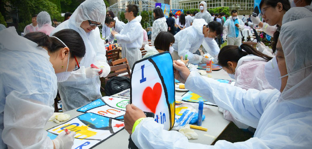 The Graffiti Wall of Bags Contest - More than 300 participants painting together for teambuilding incentive activity
