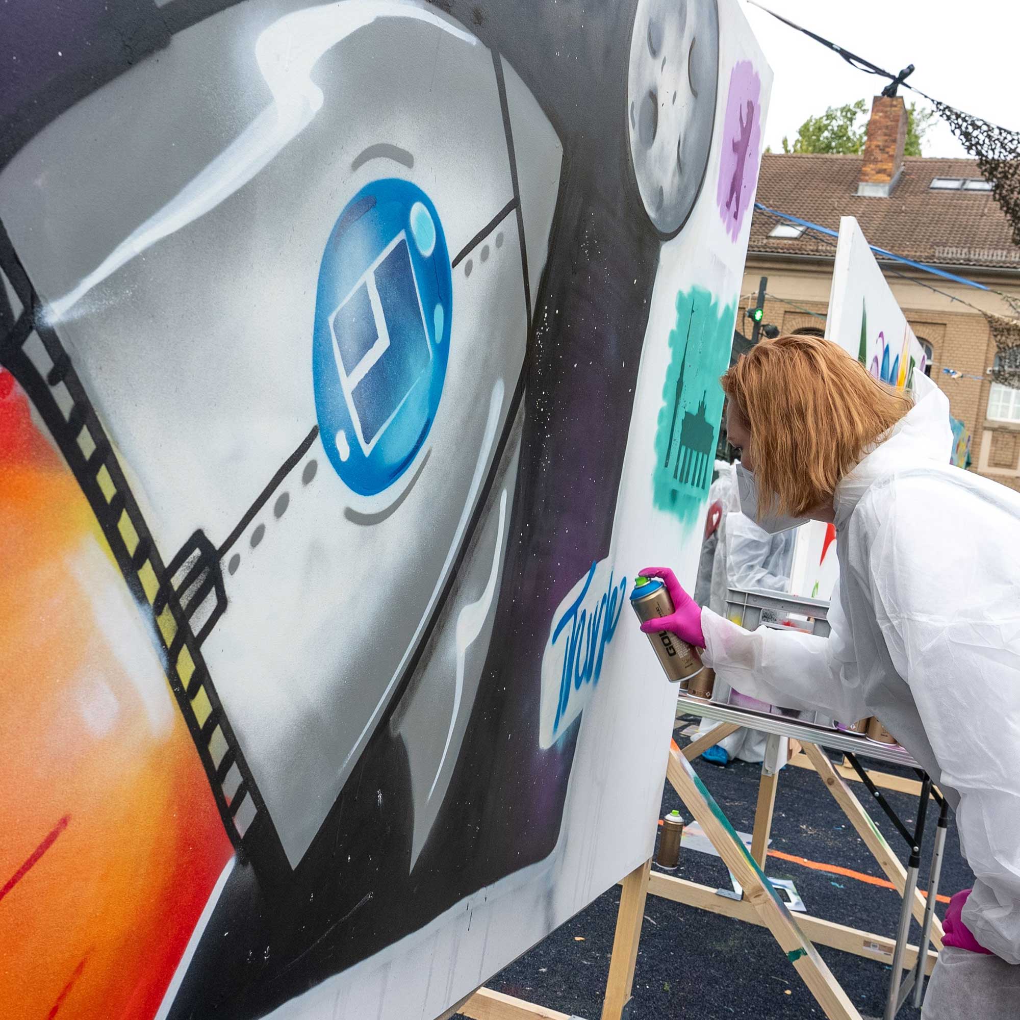 Graffitiworkshop Graffiti-Workshop Teamevent -URBAN-ARTISTS -Firmenfeier---Referenz1---URBAN-EASTSIDE-Eventlocation-Sttreetart-Workshop