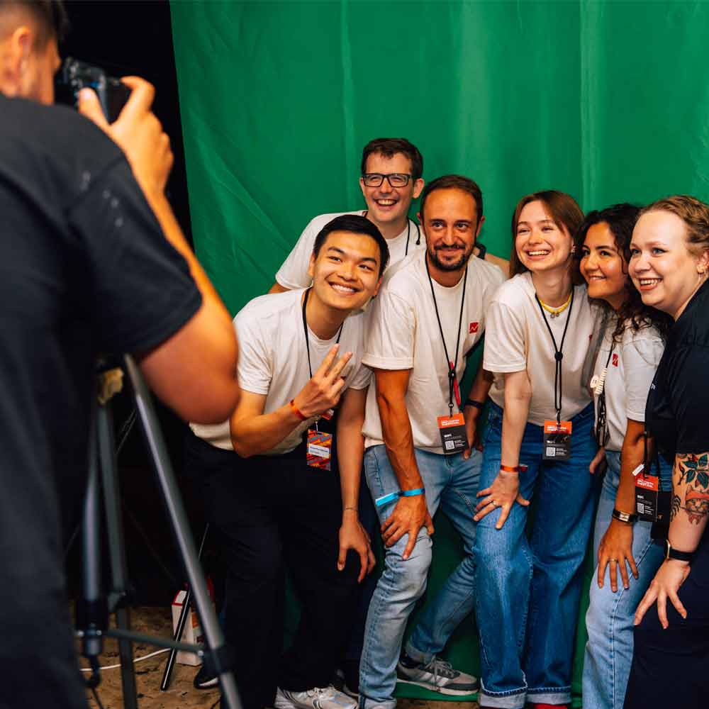 growth festival, digital graffiti wall, Person werden fotografiert vor der Premium Photo Booth