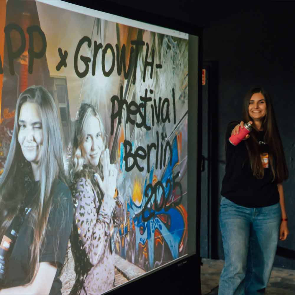 growth festival, digital graffiti wall, Person steht vor der Digitalen Graffiti Wand BIld 3