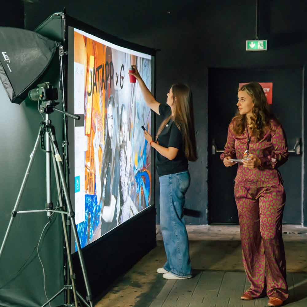 growth festival, digital graffiti wall, Personen malen mit einer digitalen Spraycan auf der Digitalen Graffiti Wand BIld 2