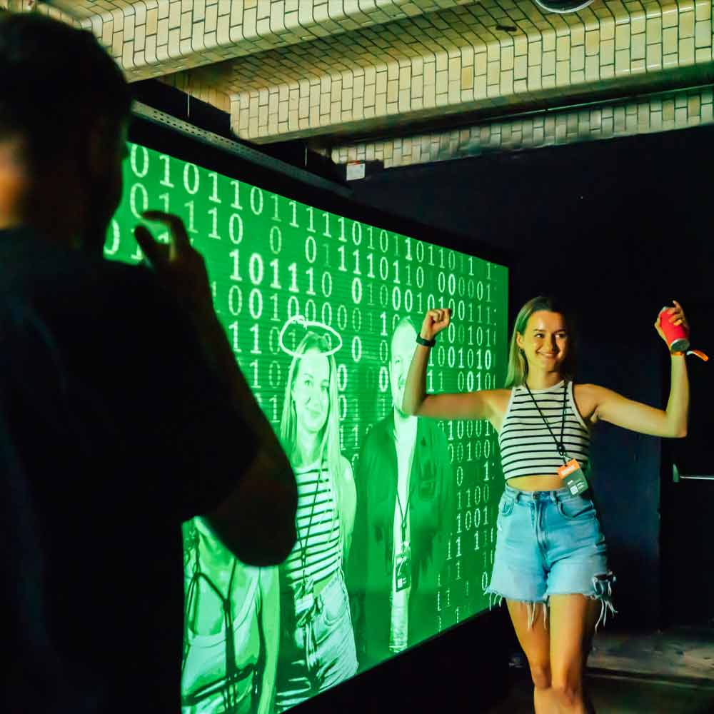 growth festival, digital graffiti wall, Person steht vor der Digitalen Graffiti Wand BIld 1