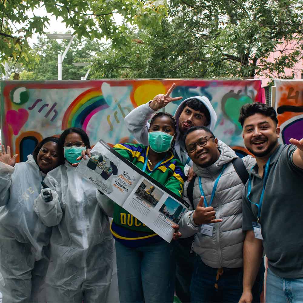 Street Art und Graffiti Workshop mit lachenden Studierenden