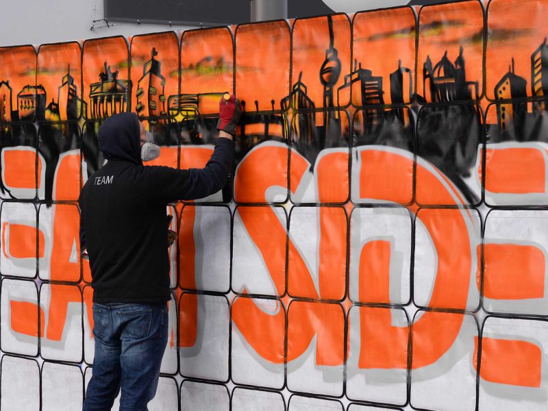 Graffiti Wall of Bags Showpainting livepainting Livegraffiti Artist buchen Taschenmauer Graffititaschen - URBAN ARTISTS